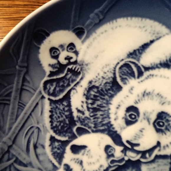 Bing & Grondahl Momma Panda & Babies - Picture 4 of 6